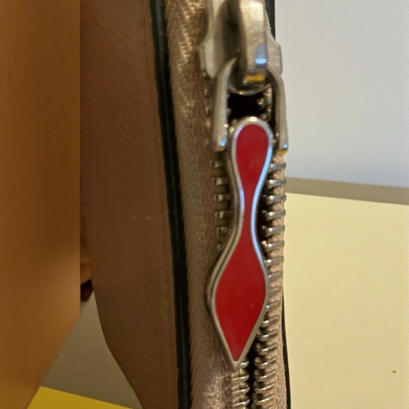 Christian Louboutin Gold-Embellished Tan Wallet. Dustbag - Picture 7 of 10